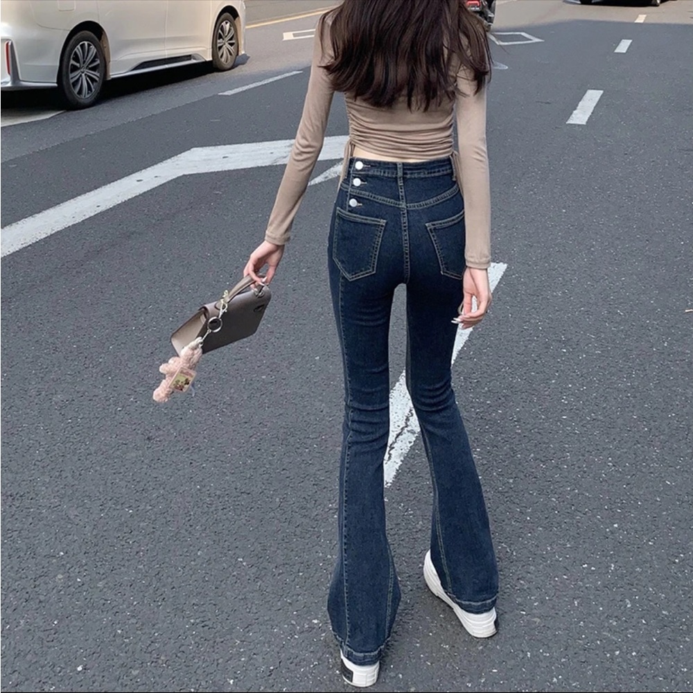 Flare jean with backside buttons